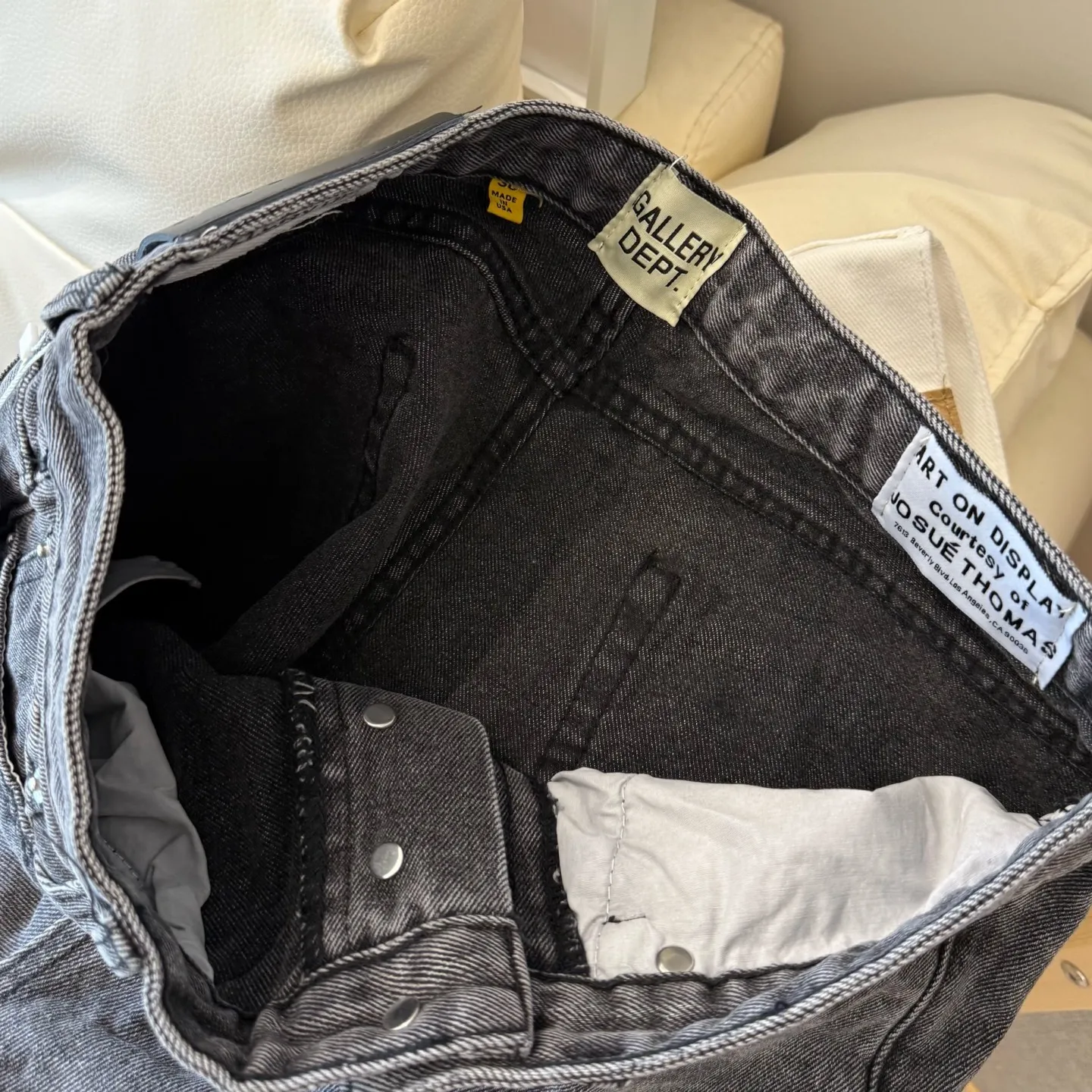 P260 model number: D325 GALLERY DEPT & Chrome hearts. Spliced cross loose washed flared jeans to truly restore the ultimate vintage texture. The original hardware accessories, washed and other elevators, QR code analysis are all purchased from the original factory, with high degree of restoration. You are welcome to compare the products~ Three-dimensional version Loose and comfortable, not picky about the figure, taller and slimmer. Factory Seiko. Original quality control. Same style for men and women. Can be matched with couples. Versatile recommendation. Must-have jeans for all seasons. Trendy people have been disappointed. From the quality selection of fabrics, the tailoring of details, and the matching of patterns, everything is impeccable! The upper body is so handsome when worn...it can be easily worn by men, women and children! The craftsmanship is made of heavy-duty washed pure cotton denim fabric. After washing, it is soft and thick. It is very stylish when worn. Size: 28, 30, 32, 34, 36 (S-XXL) Color: Stitching Size reference # 28 trouser length 100 waist 72 30 trouser length 102 waist 76 32 trouser length 104 waist 80 34 trouser length 106 waist 84 36 pants length 108 waist circumference 88